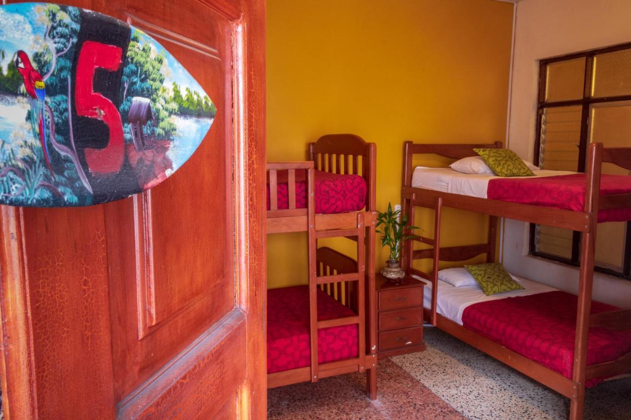 Flying Dog Hostel Iquitos Kültér fotó